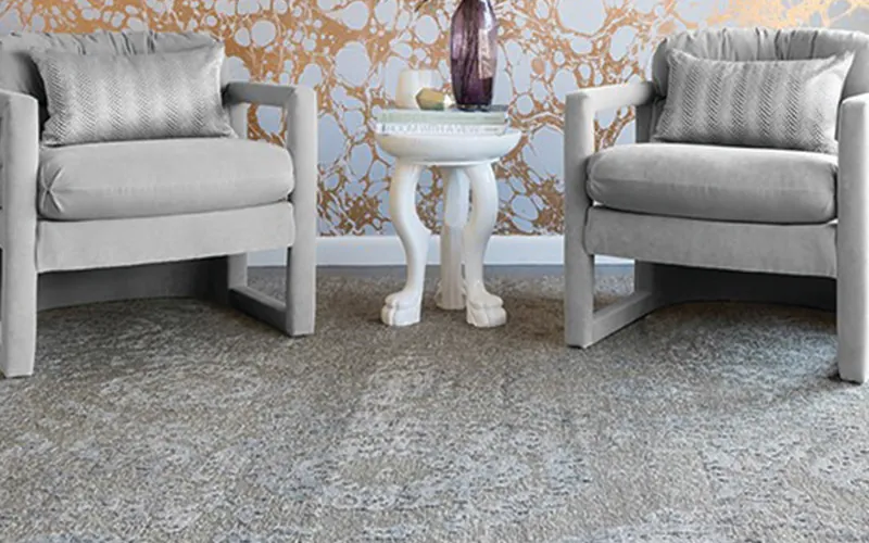 Clean area rug under two armchairs in a sitting room